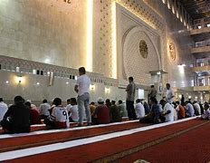 Foto Wanita Cantik Lagi Sholat Di Masjid Quba